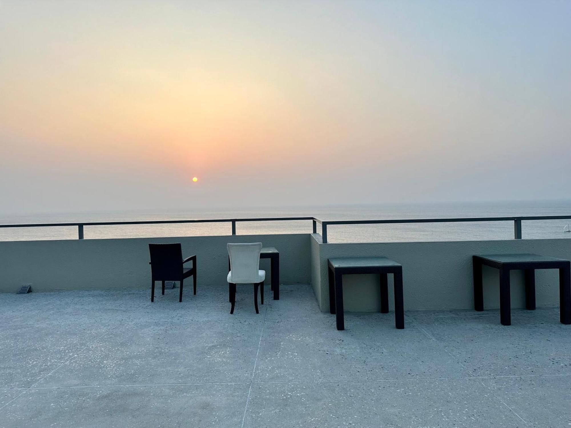 Ocean Breeze Hotel Residencies Britlanka Apartments Negombo Exterior photo