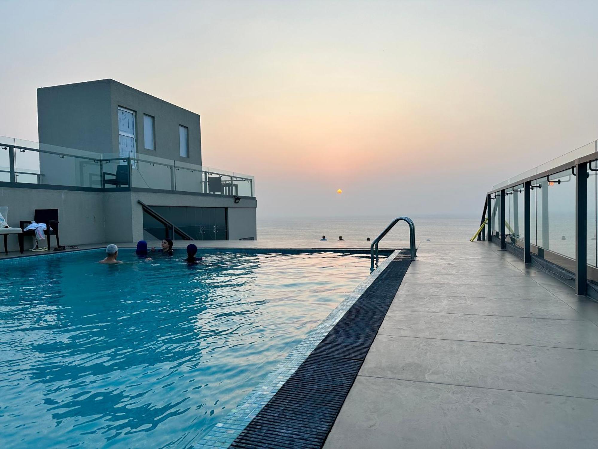 Ocean Breeze Hotel Residencies Britlanka Apartments Negombo Exterior photo