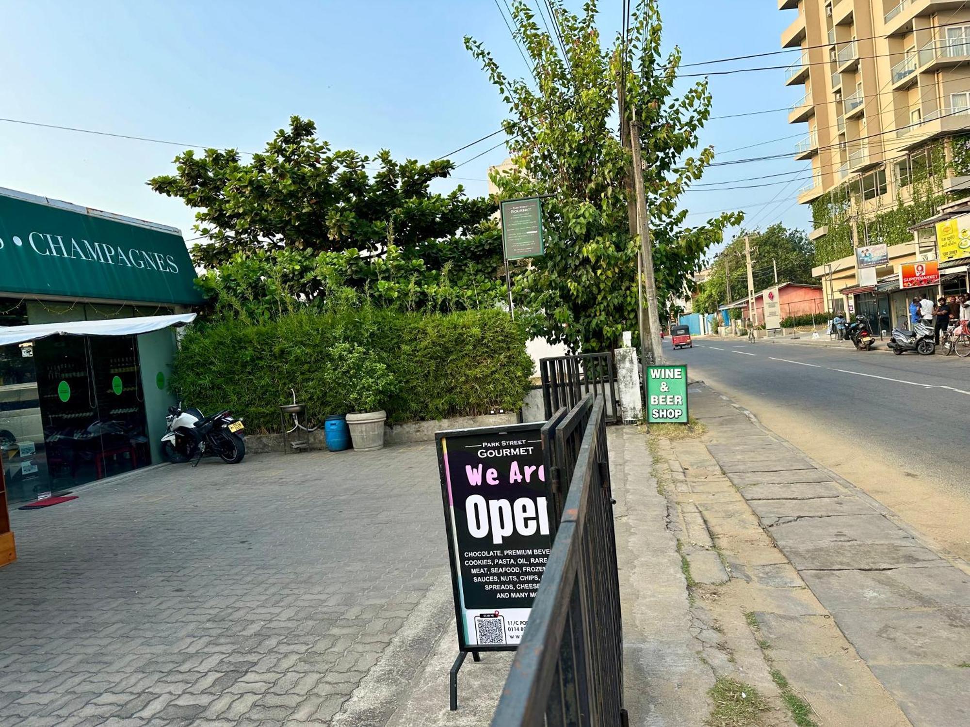 Ocean Breeze Hotel Residencies Britlanka Apartments Negombo Exterior photo